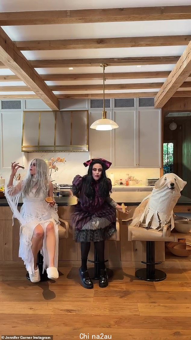 Goth: Garner 没有戴上她标志性的黑发,而是戴上一顶带有紫色蝴蝶结的乌鸦长假发,以完成女巫造型