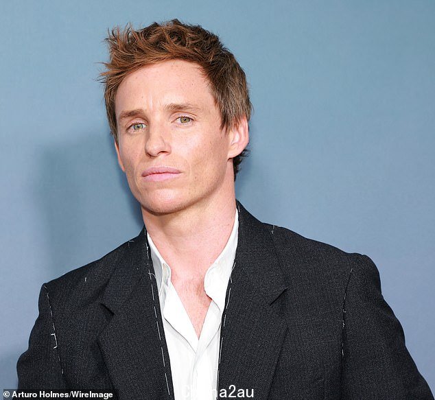 摩羯座:美容师 Amy Komorowski 确保 Redmayne 的头发和肤色已准备好走红地毯