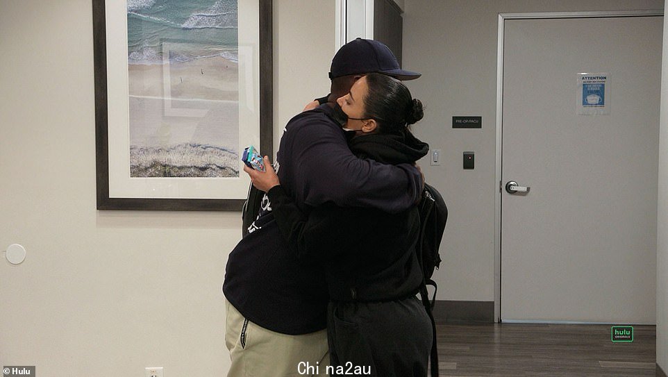 Hugs: Corey Gamble 和 Kim Kardashian 在 Kris Jenner 的髋关节置换手术后拥抱