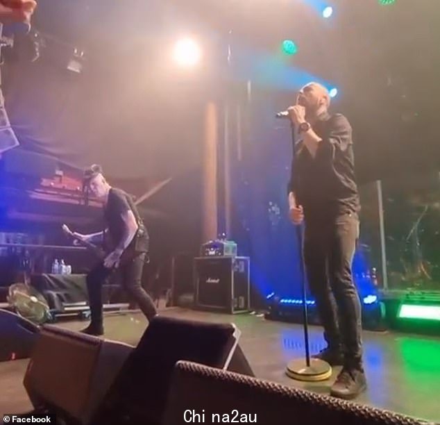 英国哥特金属失落的天堂周二晚上在场地演奏——就在汉普森被发现前几个小时
