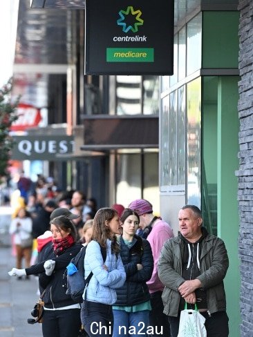 2020 年 3 月 24 日在澳大利亚墨尔本,人们排队进入 Centrelink。照片由 Quinn Rooney/Getty Images 拍摄