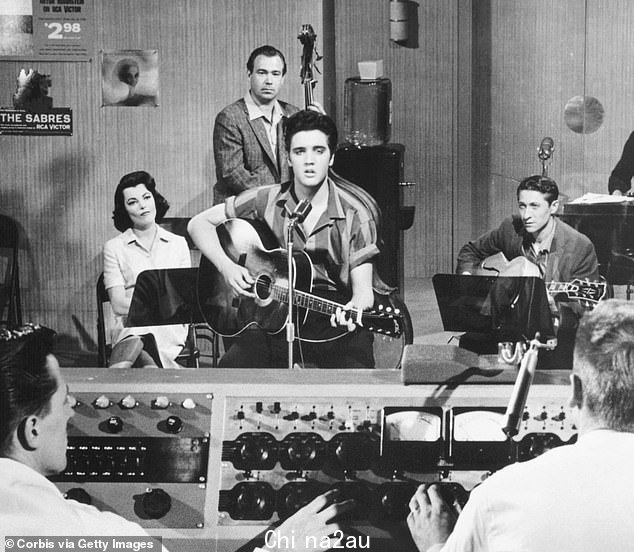 1953 年,埃尔维斯普雷斯利在哪个工作室制作了他的第一张音乐唱片?
