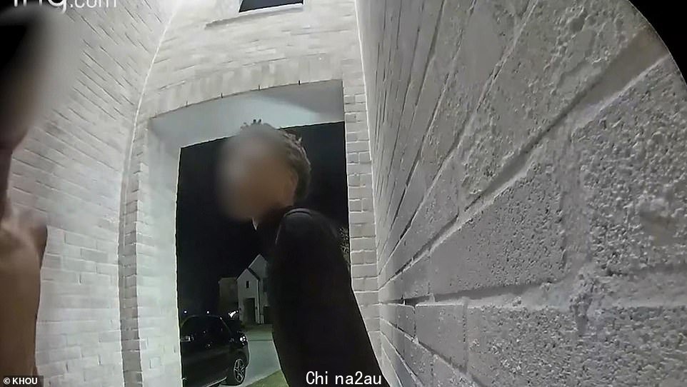 周二凌晨,可以看到两人挨家挨户地在附近找人帮忙半个小时,有几个邻居不知道该怎么办,告诉孩子们要继续前进” class=