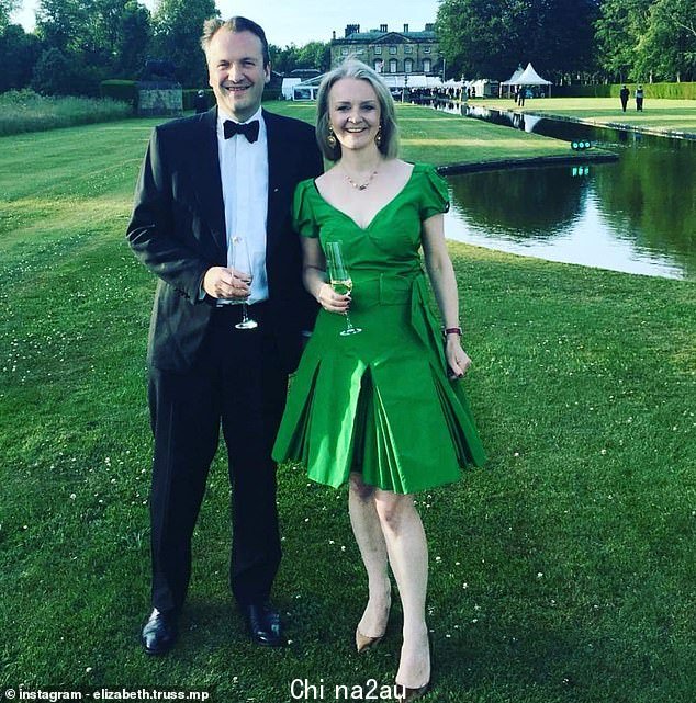 Ms Truss 于 2000 年与她的丈夫 Hugh O'Leary 结婚,他是一名特许会计师