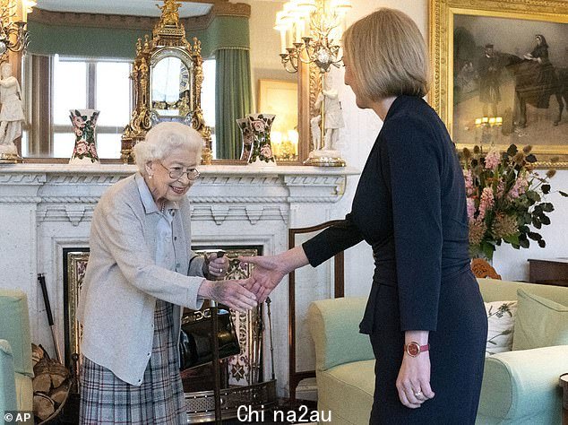 特拉斯女士于 9 月 6 日上任，就在女王去世前两天。女王陛下与特拉斯女士正式任命她为总理的会面竟然是她最后一张照片的拍摄地