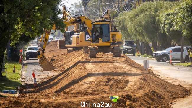  Echuca 居民建造了一个 2.5 公里的泥土堤防，为下周墨累河洪水超过 1870 年 96 米的记录做准备。图片：Jason Edwards