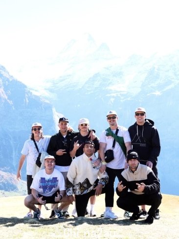 Hampson（图中中间戴着白帽）和他的朋友一起参加了季后赛男孩欧洲之旅。图片：Instagram