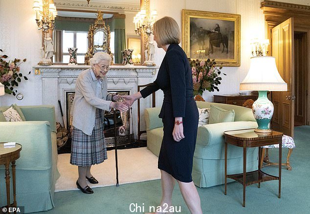 她的首相职位开始不顺利:女王于 9 月 8 日去世,距离她在巴尔莫勒尔亲吻不到两天,让整个国家陷入悲痛之中。