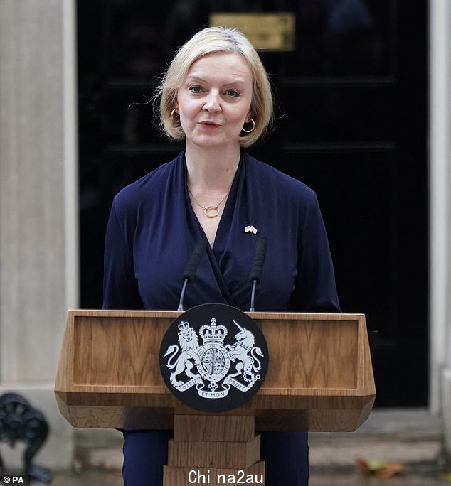 HENRY DEEDES:Liz Truss 蹑手蹑脚地走向等待的媒体大军,步履蹒跚,步履蹒跚,步履蹒跚,步入冰冷的游泳浴池