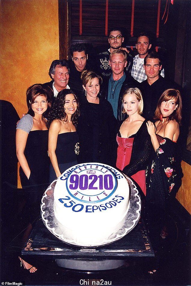 她的热门节目:与 Tiffani Amber Thiesen、Vanessa Marcel、Gabrielle Carteris、Jennie Garth、Joe E. Tata、Vincent Young ,Ian Ziering、Brian Austin Green 和 Luke Perry 在 Beverly Hills 90210 的派对上