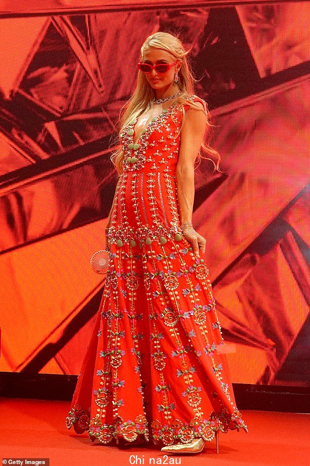 太热了:Paris Hilton 在印度孟买宣传她的新香水时惊呆了