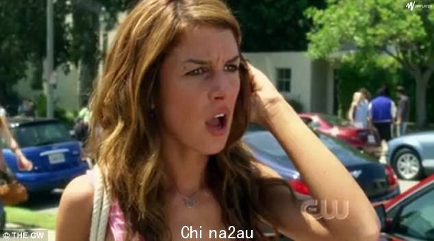由 Shanae Grimes 饰演的安妮·威尔逊被 Ethan 的车里出现在她面前的场景吓坏了