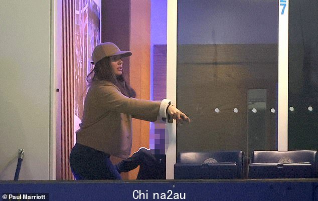 Low profile: 这位 40 岁的女士在棒球夹克和牛仔裤中保持低调,最近在与 WAG 科琳·鲁尼 (WAG Colleen Rooney) 的诽谤失利后一直保持低调” class=
