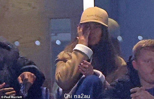 支持妻子:Rebekah Vardy 继续把过去抛在脑后,因为她在周四晚上被拍到支持她的莱斯特城足球运动员丈夫 Jamie Vardy
