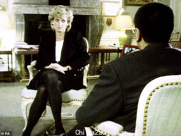 1995 年威尔士王妃戴安娜在接受 BBC 采访马丁·巴希尔时的照片
