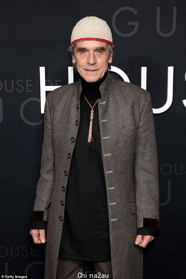 杰里米·艾恩斯 (Jeremy Irons),他扮演了一些电影中最邪恶的坏蛋,并不担心与他担任校长的大学对抗