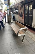 终于有人问了！为什么澳洲公交站的座位都背对马路？涨姿势了