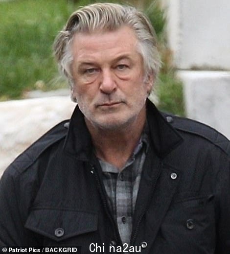 自亚历克·鲍德温 (Alec Baldwin) 在他的电影《铁锈》(Rust) 拍摄并杀死电影摄影师哈利娜·哈钦斯 (左) 以来已经正式一年 - 365 天后,没有对这起悲惨的枪击事件提出任何指控
