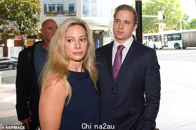 Kyle James Henk Daniels(右)在整个审判过程中得到了父母的支持。他和他的母亲一起到达法庭