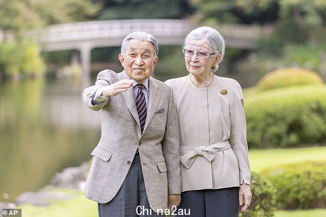 2019年退位给儿子娜胡里托的明仁显得精神抖擞,似乎和妻子一起享受着简单的退休快乐