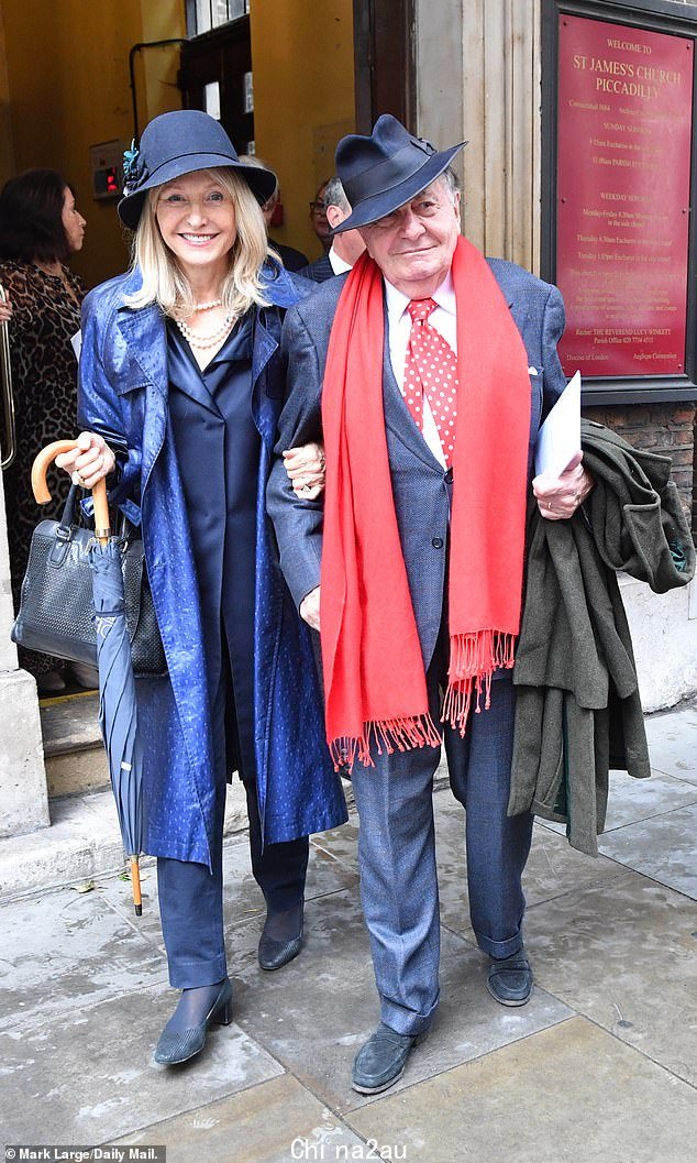 Two's company: 88 岁的 Barry Humphries 和他的妻子 Lizzie 在服务中手挽手