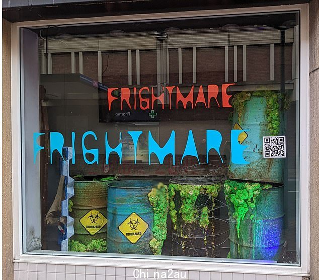 为 Frightmare 工作的威尔逊小姐最终不得不将人偶从犯罪现场移走,随后向居民道歉