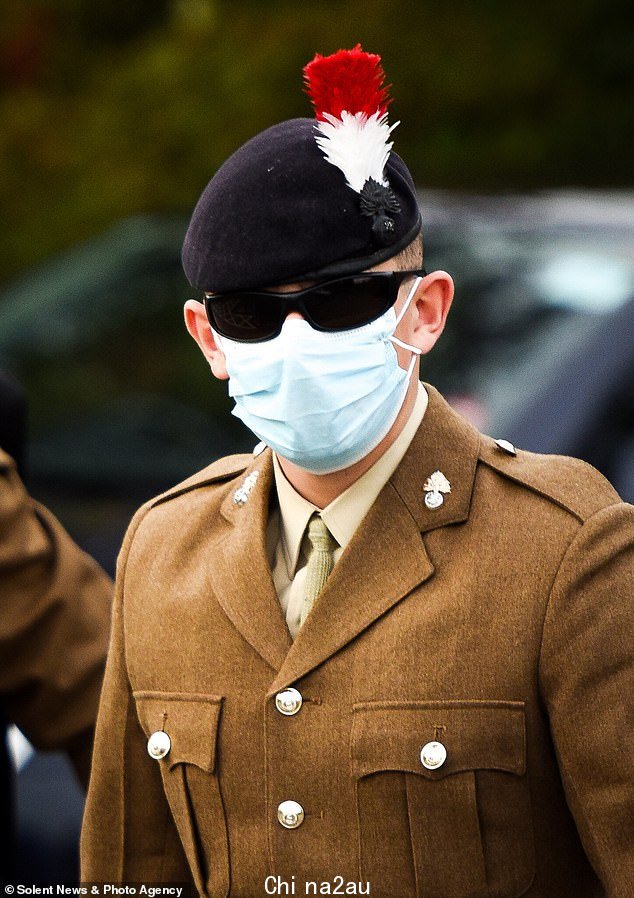 Fusilier Jack Laing 声称d 是那个女人“绝对开始”,他们两个在一个“冰冷”的冰冷的房间里拥抱,然后她“引导”他的手进入她的胯部区域” class=