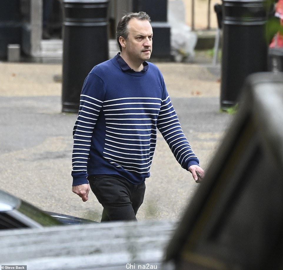 Liz Truss 的丈夫 Hugh O'Leary 今天早上走进 No10 的后面,因为这对夫妇准备搬出去” class=