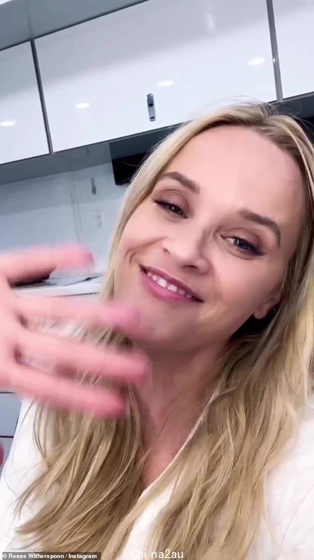 Hi Mila:'现在工作中的每个人都知道我在你的 Instagram 上发表评论,所以谢谢。也叫我。我想你。嗨 Mila,'Reese 总结道,向 Ashton 的妻子 Mila Kunis 致敬