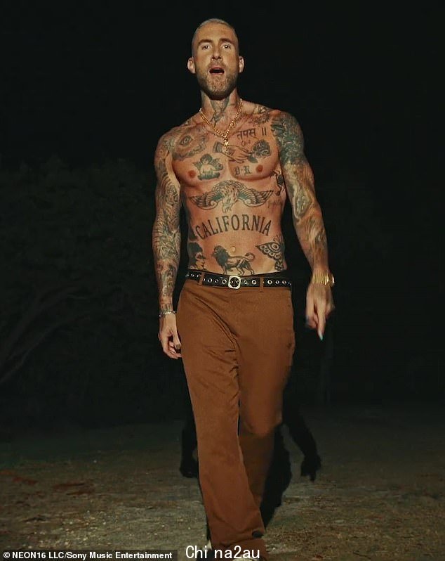 最新消息:43 岁的亚当·莱文出现在与 Maluma 和 The Rudeboyz 合作的新视频中=