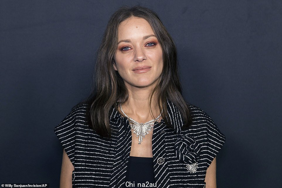 Accessorized: Marion 在红地毯上看起来像一百万美元
