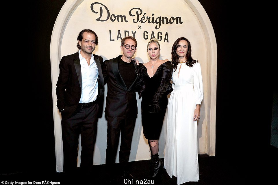 喜气洋洋:Jacques Giraco、Vincent Chaperon、Gaga 和 Moat Chandon 合影留念(图为 L_R)