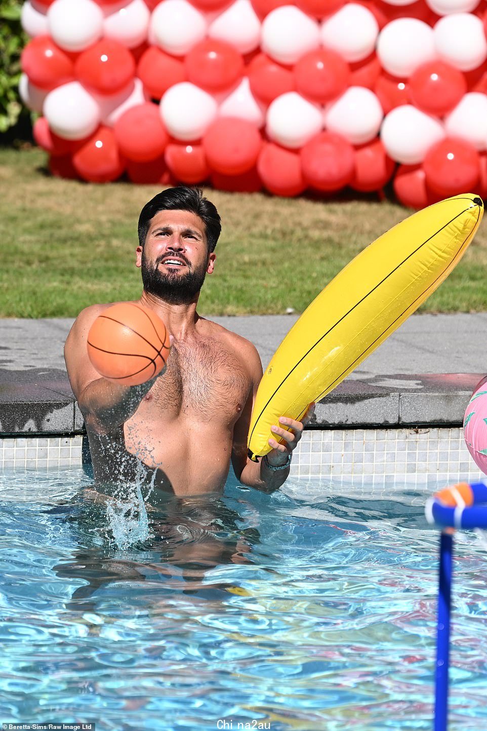 Hands full: Dan Edgar 在玩水充气玩具时出现在他的元素中