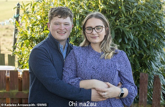 Weronika 和她的搭档 Cameron Somervill e.她说:“我不得不考虑一些 23 岁的正常人不应该考虑的事情,比如结婚有什么意义吗,我可以生孩子吗?” class=