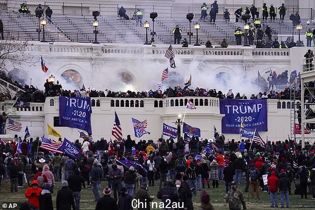 至少 900 人因震惊世界的暴力事件被捕