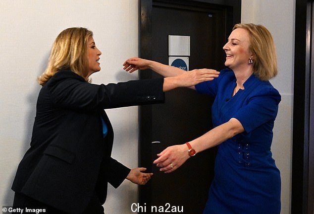 Penny Mordaunt(左)没有给有助于应对该国当前困境的桌子
