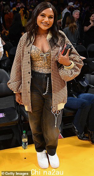 比赛之夜:48 岁的 Larsa Pippen 和 43 岁的 Mindy Kaling 被看到参加了周四晚上早些时候湖人队与快船队的篮球比赛