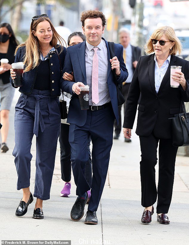 Danny Masterson 于周五抵达法庭,他的妻子 Bijou Phillips 挽着他的胳膊接受强奸审判