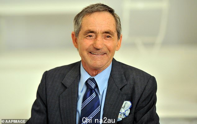 Harry White(如图),澳大利亚最受尊敬的骑师之一,在 35 年的马术生涯中赢得了四次墨尔本杯冠军,享年 78 岁