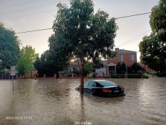 墨尔本外东遭遇短时暴雨