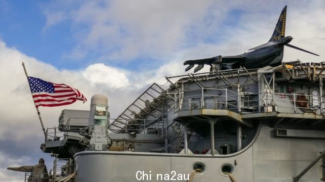 停靠波兰格丁尼亚港的美国海军基萨奇山号两栖攻击舰（USS Kearsarge）及其甲板上的AV-8鹞II式垂直攻击机(17/9/2022)