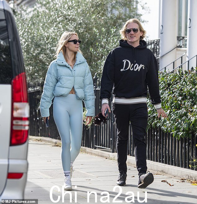 Chic: 金伯利·加纳 (Kimberley Garner) 看起来毫不费力地时尚,因为她在周五被发现与前男友理查德·迪南 (Richard Dinan) 外出走动