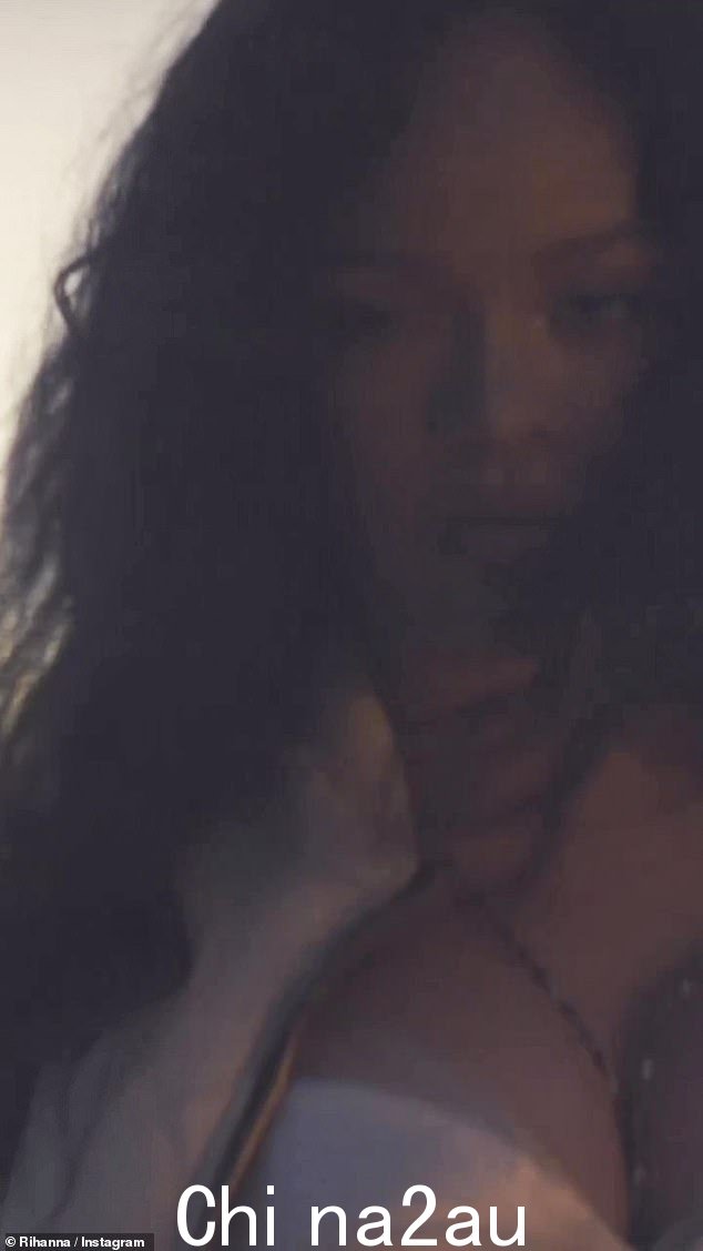 新妈妈的性感造型:这是她六年来的第一首单曲;今年早些时候,她迎来了一个孩子
