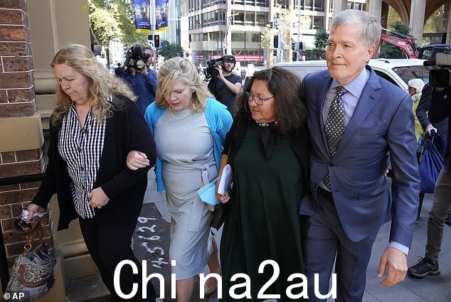 Scott Johnson 的兄弟 Steve(右)与他的姐妹 Terry(左)、Rebecca 和他的妻子 Rosemarie(右二)一起抵达新南威尔士州最高法院,家人在那里发表了令人痛心的声明