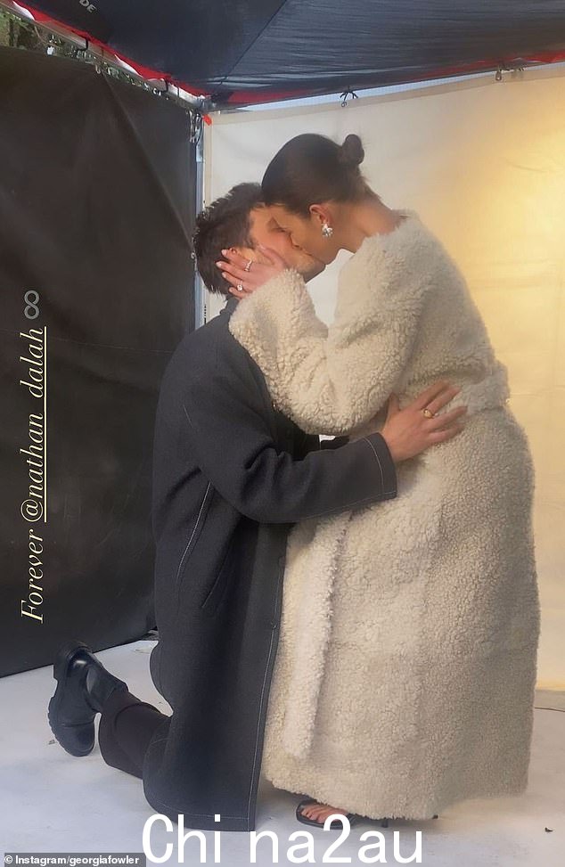 她分享了新的s在Instagram上,透露了她两年的男友提出的杜为 Tiffany & Co 拍摄照片