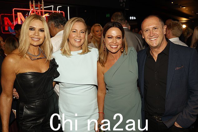 索尼娅和萨曼莎在活动中与安吉拉考克斯和拉里埃姆杜合影
