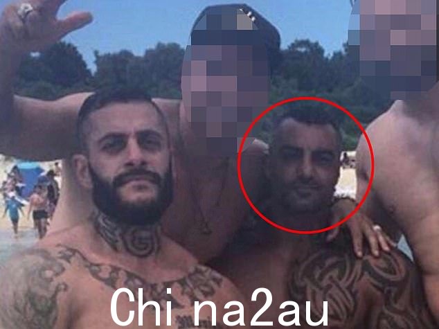 One-time Lone Wolf bikie Yusuf Nazlioglu(左)于 2020 年 9 月因在 2018 年 2 月谋杀他的前朋友兼科曼切罗总裁 Mick Hawi(右和圈出)而被判无罪。一名卡车司机现在他承认他知道 Nazlioglu 应对杀戮负责,并向警方隐瞒信息