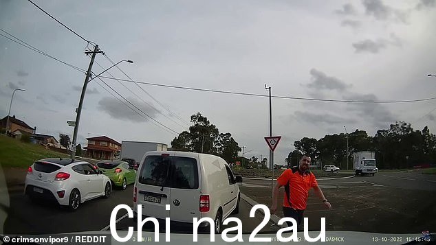 追尾车辆后,面包车司机下车,靠近他身后的司机,然后将事故归咎于他