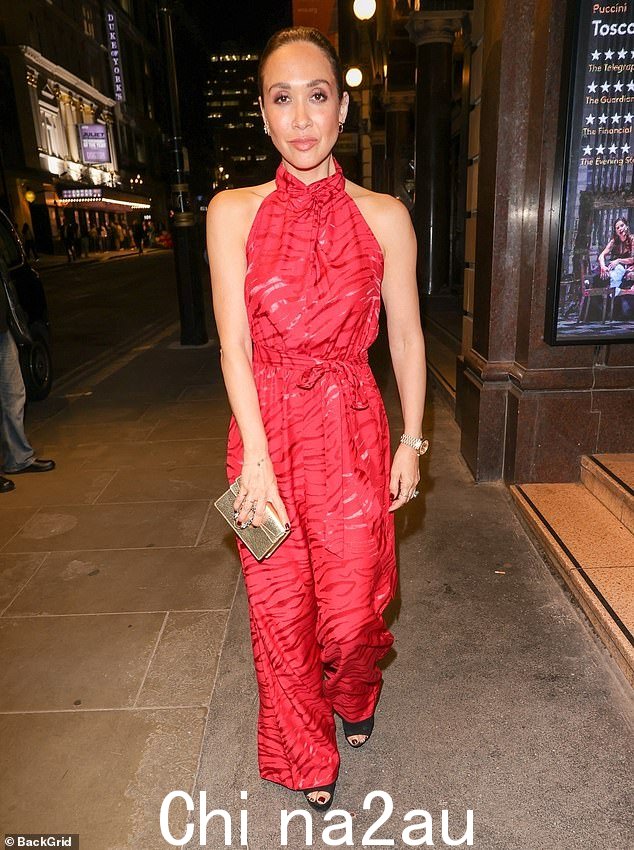 摆个姿势:44 岁的 Myleene 在照片中看起来不可思议她在剧院外摆姿势