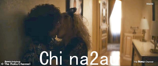 哇!在即将上映的电影的预告片中,可以看到奇怪的艾尔和麦当娜(埃文·雷切尔·伍德)热情地靠在墙上亲热